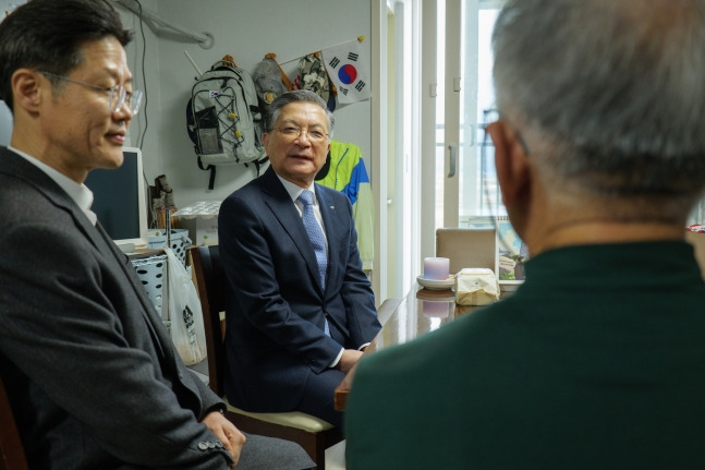 이한준 LH 사장이 1월2일 산청옥산 임대주택단지를 방문해 공공임대주택 거주 현황을 점검하고 있다/사진제공=LH