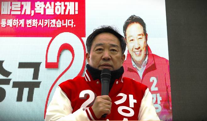 4·10 총선에서 충남 홍성·예산 지역구에 출마한 강승규 국민의힘 후보(60)가 지난 29일 홍성군 광천읍 광천전통시장에서 유세 연설을 하고 있다. / 사진=김인한 기자