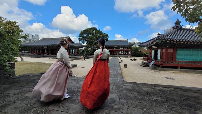 중국 관광객이 한복을 입고 제주 목관아를 거닐고 있다./사진=뉴스1