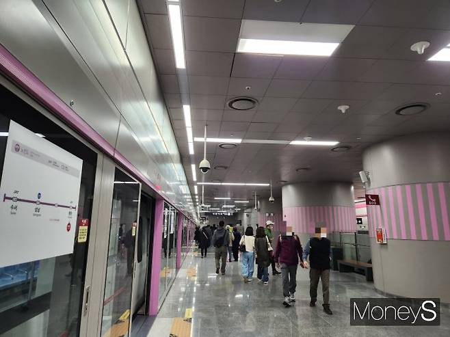 수도권 광역급행철도(GTX)-A 노선 동탄행 열차에서 하차한 승객들이 출구를 향해 나가고 있다./사진=정영희 머니S 기자