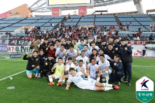 포항 스틸러스 선수단이 제주 유나이티드 원정 경기 승리 기념 사진을 촬영하고 있다/프로축구연맹