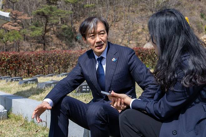 조국 조국혁신당 대표가 3월31일 부산 강서구의 선영에서 헤럴드경제와 인터뷰를 하고 있다. [조국혁신당 제공]