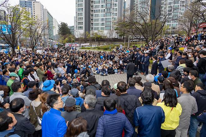 조국 조국혁신당 대표가 3월31일 부산 남구 경성대학교 옆 문화공원에서 시민들과 만나고 있다. [조국혁신당 제공]