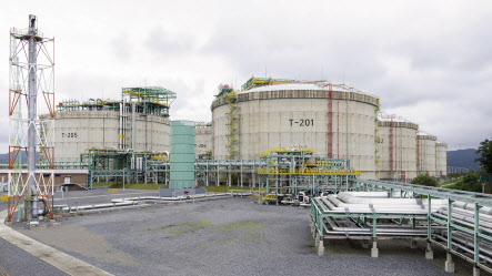 보령 수소사업 공정 개요도(위쪽)와 보령LNG터미널 내 LNG저장탱크 [SK E&S 제공]