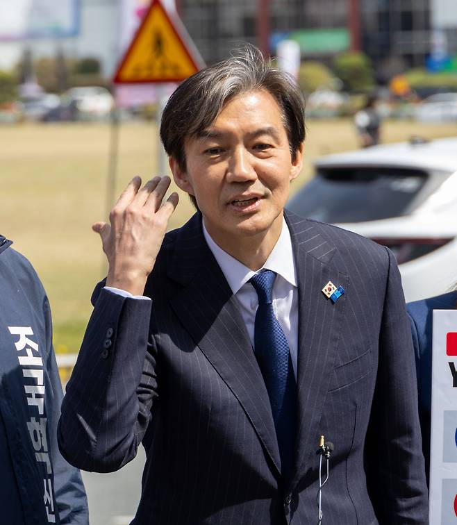 조국 조국혁신당 대표가 3월31일 창원 일정에서 취재진의 질문에 크게 말해달라고 요청하고 있다. [조국혁신당 제공]