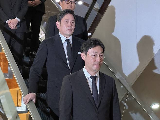 정용진(가운데) 신세계 회장이 1일 오전 서울 신촌세브란스병원 장례식장에 마련된 고 조석래 효성그룹 명예회장 빈소를 찾았다. [공동취재단]