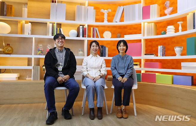 [고양=뉴시스] 김혜진 기자 =  EBS 음악방송 '스페이스 공감'의 안상민 촬영감독(왼쪽부터), 황정원PD, 김효정 작가 지난 28일 오후 경기 고양시 일산동구 EBS에서 뉴시스와 인터뷰에 앞서 포즈를 취하고 있다. 2024.04.01. jini@newsis.com