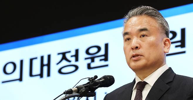 김성근 의협비대위 언론홍보위원장이 1일 서울 용산구 의사협회에서 열린 정례브리핑에서 윤석열 대통령이 이날 대국민 담화를 통해 밝힌 2천명 의대 증원의 필요성과 의료개혁 완수 의지를 피력한 것과 관련해 입장을 설명하고 있다. 연합뉴스