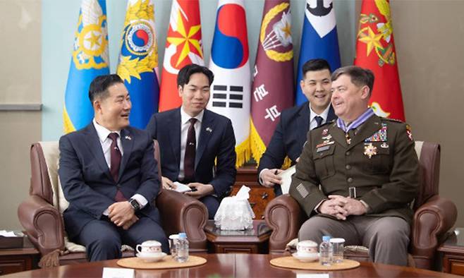 신원식 국방부 장관(왼쪽)이 1일 이임을 앞둔 미 8군 사령관 윌러드 벌러슨 중장(오른쪽)에게 보국훈장 국선장을 수여한 뒤 환담하고 있다. 국방부 제공