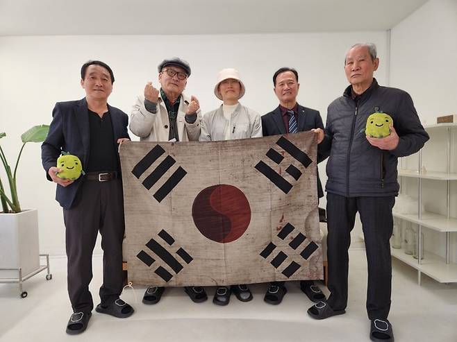 3·1운동 및 아우내장터 만세운동&nbsp;105주년을 맞이해 독립운동가의&nbsp;후손들이 1일 서울 여의도의 한 스튜디오에서&nbsp;기념촬영을 하고 있다. 따뜻한 하루 제공&nbsp;