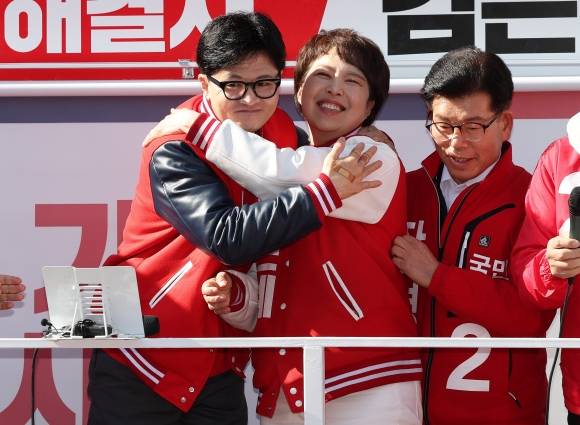 김은혜와 포옹한 韓 - 한동훈 국민의힘 비상대책위원장이 31일 경기 성남시 오리역 광장에서 지원 유세를 갖고 김은혜 경기 성남분당을 후보와 포옹하고 있다. 왼쪽부터 한 비대위원장, 김 후보, 장영하 경기 성남수정 후보. 뉴시스