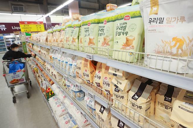 1일 식품업계에 따르면, 삼양사는 이날부터 소비자 판매용 중력분 1㎏, 3㎏ 제품 가격을 평균 6%씩 인하한다. 대한제분도 소비자 판매용 밀가루의 제품 가격을 내린다. ⓒ 연합뉴스