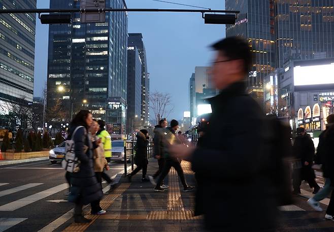 중산층을 늘리겠단 민주당의 공약은 제대로 지켜지지 않았다.[사진=뉴시스]