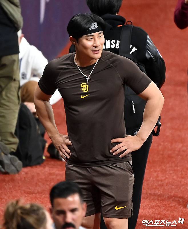 메이저리그 샌디에이고 김하성이 1일 샌프란시스코와의 홈 경기에서 팀이 6-0으로 앞선 2회말 2사 1,3루에서 제프리스의 초구 체인지업을 공략해 좌측 담장을 훌쩍 넘기는 3점 홈런(시즌 1호)을 때려냈다. 사진은 김하성이 지난달 서울시리즈에 참가해 그라운드를 바라보는 모습. 엑스포츠뉴스DB