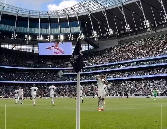 토트넘 홋스퍼는 1일 구단 공식 SNS 계정에 손흥민이 역전골을 터트린 순간을 영상에 담아 게시했다. 토트넘 주장 손흥민은 루턴 타운과의 잉글리시 프리미어리그 30라운드 홈경기에서 후반 막판 역전골을 터트리며 팀을 승리로 이끌었다. 손흥민 활약에 힘입어 토트넘은 승점 3점을 챙기면서 4위권 경쟁을 이어갔다. 경기가 끝나고 손흥민은 영국 공영방송 BBC가 선정한 프리미어리그 30라운드 이주의 팀에 뽑혔다. 토트넘 SNS