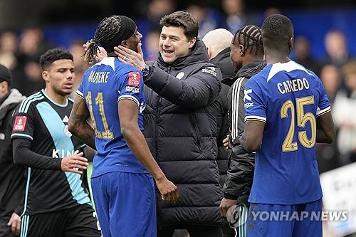 영국 매체 팀 토크에 따르면 일부 첼시 선수들은 구단 수뇌부에 마우리시오 포체티노 감독의 경질을 요구했다. 첼시는 지난달 31일 번리와의 잉글리시 프리미어리그 30라운드 홈경기에서 수적 우위를 점하고 있었음에도 무승부를 거뒀다. 강등권인 번리 상대로 승점 3점을 얻지 못하면서 첼시는 11위 자리에서 벗어나는데 실패했다. 새 시즌을 앞두고 첼시 사령탑으로 선임된 포체티노 감독은 많은 지원을 받았음에도 현재까지 구단 기대에 미치지 못하면서 경질 압박을 받고 있다. 연합뉴스