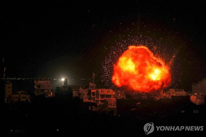 이스라엘 폭격으로 솟구치는 화염 (라파 AFP=연합뉴스) 26일(현지시간) 가자지구 남부 라파에서 이스라엘군의 폭격으로 시뻘건 화염이 솟구치고 있다. 미국 등 국제사회는 주민 대피 대책 없는 이스라엘군의 라파 지상전 계획에 큰 우려를 표시하고 있다. 2024.03.27 passion@yna.co.kr