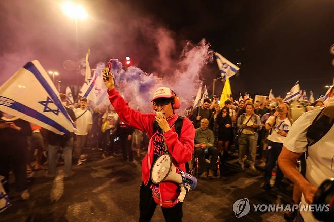 이스라엘 내각 총사퇴 및 조기 총선 촉구 시위 [로이터 연합뉴스. 재판매 및 DB 금지]