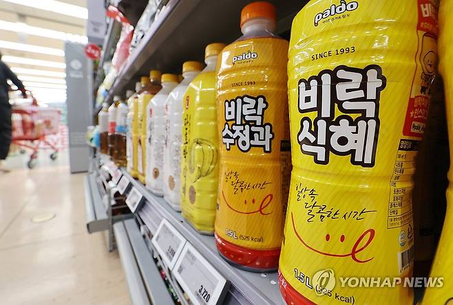 대형마트에 진열된 음료 제품 [연합뉴스 자료 사진]