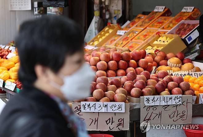 내려가는 사과 가격? (서울=연합뉴스) 류영석 기자 = 농축산물 물가 안정을 위한 정부의 대규모 자금 투입 이후 사과, 배 등의 소매 가격이 10% 넘게 하락한 것으로 나타난 가운데 24일 서울 경동시장에서 사과가 진열되어 있다. 
    이날 한국농수산식품유통공사(aT) 농산물유통정보에 따르면 22일 기준으로 사과(후지·상품) 10개 소매가격은 2만4천250원으로 일주일 전인 15일보다 11.6% 내렸다. 2024.3.24 ondol@yna.co.kr