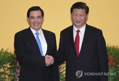 2015년 싱가포르에서 만난 마잉주 전 대만 총통과 시진핑 중국 국가주석(왼쪽부터) [AP 연합뉴스 자료사진. 재판매 및 DB 금지]