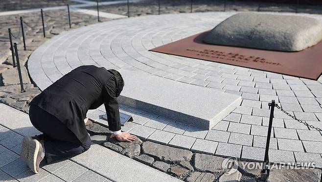너럭바위 앞 양문석 사죄 참배 (김해=연합뉴스) 김동민 기자 = 더불어민주당 양문석 경기 안산갑 후보가 18일 오전 경남 김해시 진영읍 봉하마을 노무현 전 대통령 묘역을 참배하고 있다. 
    양 후보는 2008년 '국민 60∼70％가 반대한 한미 FTA(자유무역협정)를 밀어붙인 노무현 대통령은 불량품'이라는 등 내용의 칼럼을 썼다는 사실이 알려지며 노 전 대통령을 비하했다는 지적이 당내에서 제기됐다. 2024.3.18 image@yna.co.kr