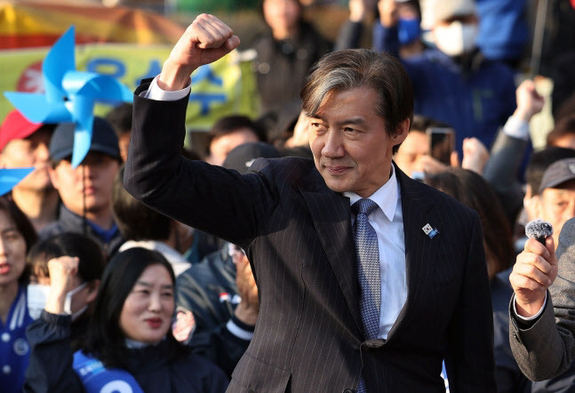 조국혁신당 조국 대표가 1일 오후 경기 성남시 수인분당선 야탑역 1번 출구 앞 유세에서 지지자들의 환호에 손을 들어 보이고 있다. (사진=연합뉴스)