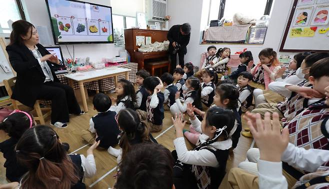 12일 오전 인천 미추홀구 한 유치원에서 인천시선관위가 주최한 선거교실에서 어린이들이 투표방법에 대한 설명을 듣고 있다. (사진=뉴시스)