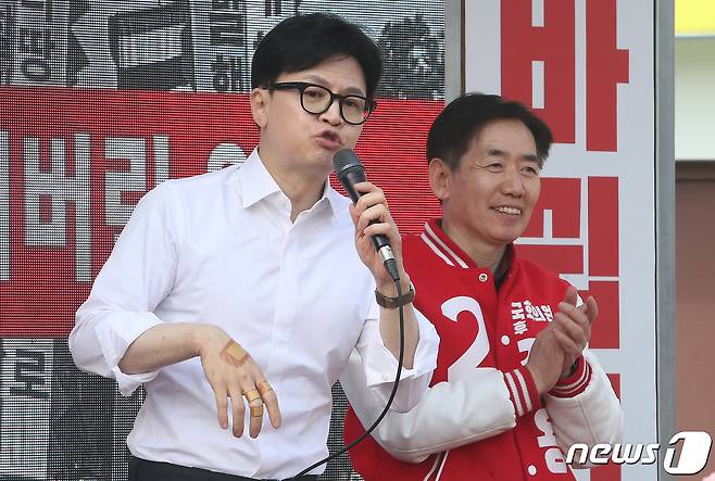 한동훈 국민의힘 총괄선거대책위원장이 2일 오전 충남 당진시 당진전통시장 앞에서 열린 '국민의힘으로 당진살리기' 지원유세에서 정용선 충남 당진 후보와 함께 지지를 호소하고 있다. 2024.4.2/뉴스1 ⓒ News1 임세영 기자
