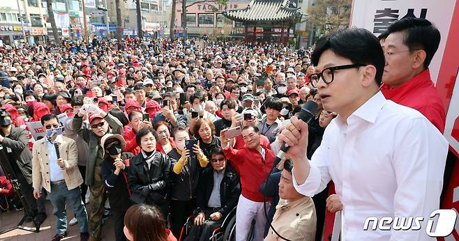 한동훈 국민의힘 총괄선거대책위원장이 2일 오전 충남 아산시 온양온천역 앞 광장에서 김영석 아산시갑·전만권 아산시을 후보의 지지를 호소하고 있다. (공동취재) 2024.4.2/뉴스1 ⓒ News1 임세영 기자
