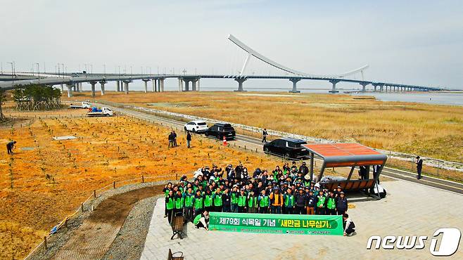 2일 새만금개발청과 새만금개발공사 직원들이 동서도로·남북도로 교차로 인근 수변공원에서 나무심기 행사를 진행하고 기념촬영을 하고 있다.2024.4.2.(새만금개발청 제공)/뉴스1