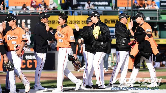 31일 대전 한화생명이글스파크에서 열린 한화와 KT 경기. 한화가 KT에 승리하며 7연승을 질주했다. 경기 종료 후 승리의 기쁨을 나누고 있는 한화 선수들. 대전=송정헌 기자songs@sportschosun.com/2024.03.31/