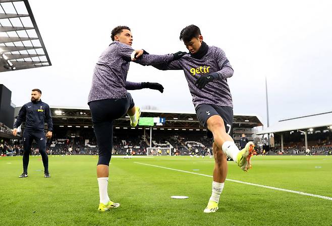 손흥민을 향한 억지 주장이 등장했다. 엄청난 득점 기록에도 불구하고 그가 아직도 잉글랜드 프리미어리그(EPL) 레전드가 아니라는 주장이었다. 영국 프로그램 토크스포츠에 출연한 앤디 타운센드는 2일(한국시각) 손흥민에 대한 질문을 받았다. 그는 손흥민이 레전드냐는 질문에 잠시 고민하더니 "그는 최고의 선수이자, 훌륭하다. 하지만 전설이라는 단어는 올바른 맥락에서만 사용해야 한다. 누군가는 대본에 그런 내용을 넣었는데 그것은 사실이 아니다. 내 생각에 손흥민은 토트넘의 훌륭한 선수이자, 지휘자이지만, 레전드는 아니다"라며 손흥민이 레전드는 아니라고 선을 그었다. 로이터연합뉴스