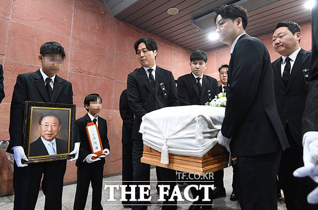 2일 오전 서울 서대문구 신촌세브란스병원 장례식장에서 고 조석래 효성 명예회장의 발인이 엄수되고 있다. /이동률 기자