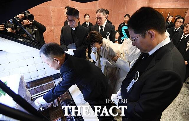 2일 오전 서울 서대문구 신촌세브란스병원 장례식장에서 고 조석래 효성그룹 명예회장의 발인이 엄수된 가운데 조현준 회장(오른쪽)과 조현상 부회장(가운데) 등 유가족들이 눈물을 흘리고 있다. /이동률 기자