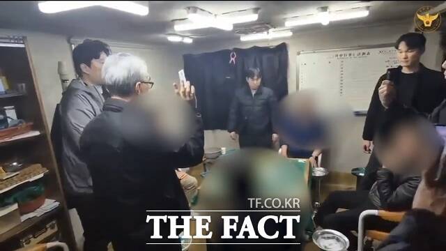 경북경찰이 불법도박장을 단속하고 있다./경북경찰청