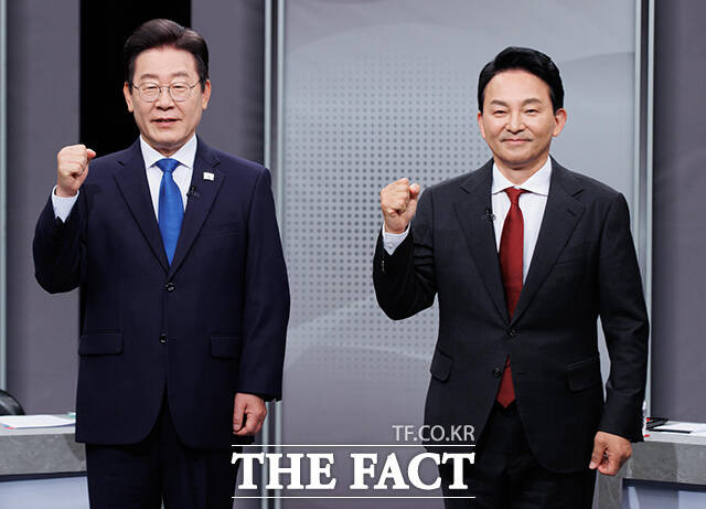 인천 계양을 선거구에 출마한 이재명 더불어민주당 후보와 원희룡 국민의힘 후보가 1일 오후 경기 부천시 OBS 경인TV에서 진행된 제22대 국회의원 선거 후보자 토론회에 앞서 포즈를 취하고 있다. /국회사진취재단