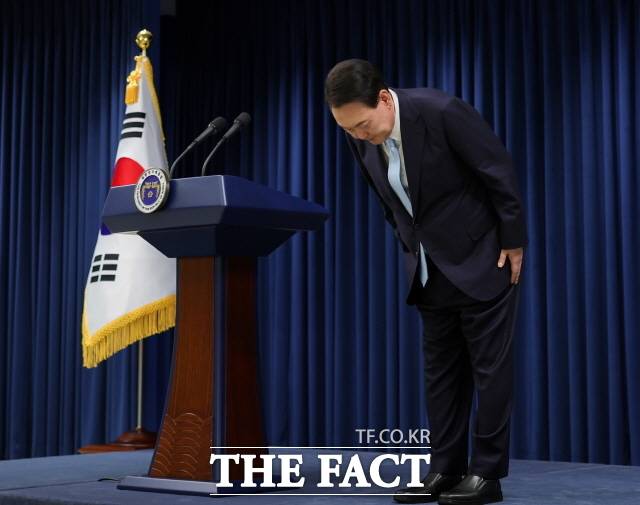 여당 내부에서의 공개적인 탈당 및 내각 총사퇴, 사과 요구 등은 윤 대통령의 당내 장악력 상실을 보여주는 방증이라는 분석이 나온다. 지난 4월 1일 서울 용산 대통령실에서 대국민 담화 '국민께 드리는 말씀'을 발표한 뒤 인사하고 있다. /대통령실 제공