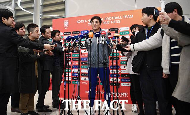 황선홍 올림픽대표팀 감독도 차기 국가대표 감독 후보군에 올라 있다. 사진은 대한민국 축구 국가 대표팀 임시 감독이 지난달 27일 오후 태국 원정을 마치고 인천국제공항 제2터미널을 통해 귀국한 뒤 취재진과 인터뷰를 갖고 있다./인천국제공항=이동률 기자