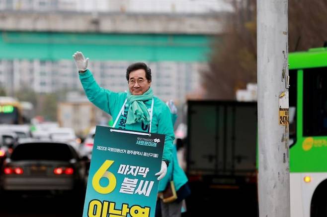 이낙연 새로운미래 공동대표가 4·10 총선 공식 선거운동 첫날인 28일 오전 광주 광산구 수완동 산월IC 인근에서 출근길 인사를 하고 있다. 사진제공=새로운미래, 연합뉴스
