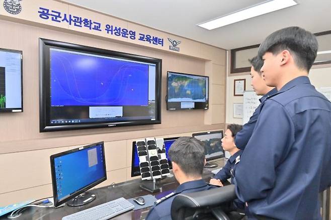 지상국에서 궤도 정보를 포함한 명령을 보내면 카파샛이 명령을 받아들여 궤도 정보를 최신화하는 등 양방향 교신이 진행되고 있다. (사진제공=공군사관학교)