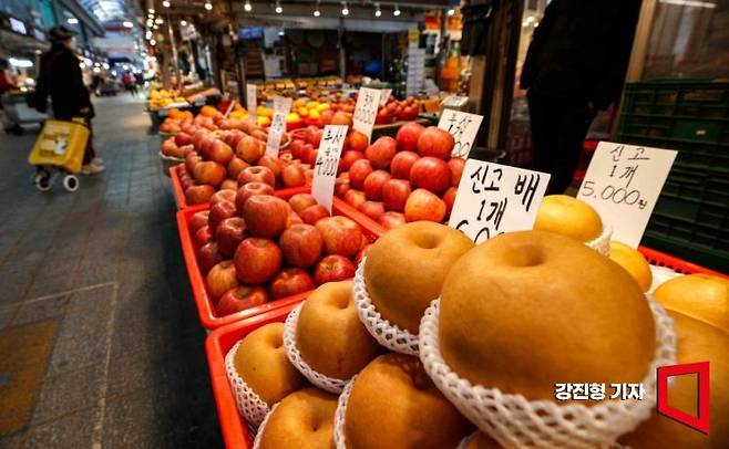 배 도매가격이 15Kg에 10만원을 넘어선 18일 서울 동대문구 경동시장에서 배를 비롯한 과일이 진열돼 있다. 사진=강진형 기자aymsdream@