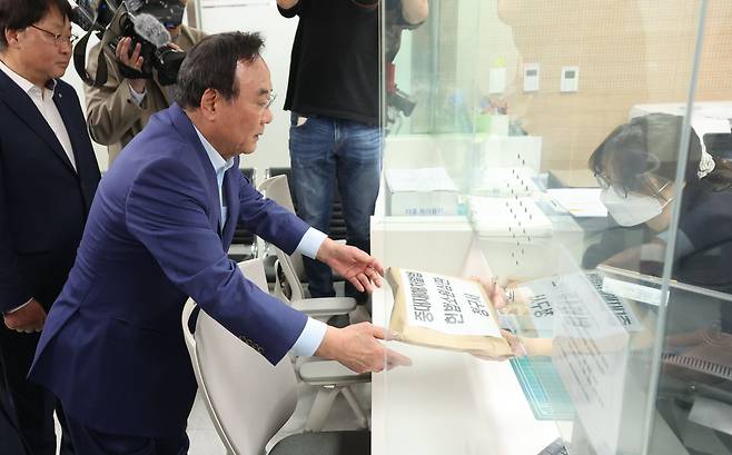 중소기업중앙회‘중대재해처벌법 헌법소원심판 청구서’제출 배조웅 중소기업중앙회 수석부회장이 1일 서울 종로구 헌법재판소 민원실에서 ‘중대재해처벌법 헌법소원심판 청구서’를 제출하고 있다. 청구인들은 이날 헌법재판소 앞에서 기자회견을 열어 “영세 중소기업과 소상공인 사업주의 책임과 처벌만 강조한다고 중대 재해를 줄일 수 없다”고 주장했다./박상훈 기자