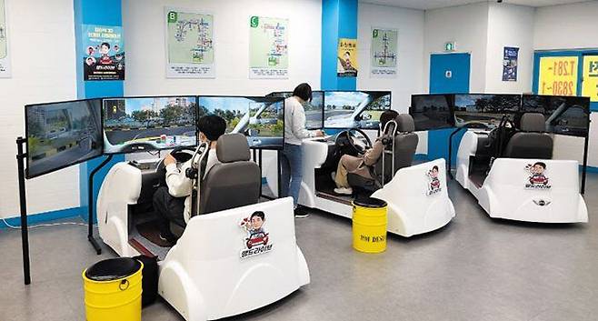 지난달 경기 용인의 실내운전연습장에서 손님들이 스크린 앞에 앉아 운전 연습을 하고 있다. /맹드라이브