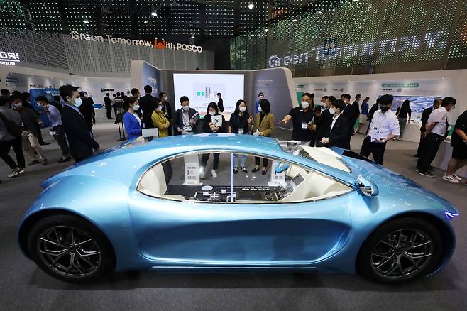 2021 수소모빌리티쇼 개막 이틀째인 9일 오전 경기 고양시 킨텍스 전시장 한 회사 부스에 수소 전기차 모형이 전시돼 있다. /뉴시스