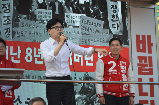 한동훈 국민의힘 총괄선대위원장이 2일 오전 충남 당진전통시장을 찾아 발언하고 있다. 차진영 기자.