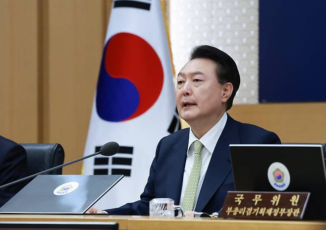 윤석열 대통령이 2일 정부세종청사에서 열린 국무회의에서 발언하고 있다. 연합뉴스