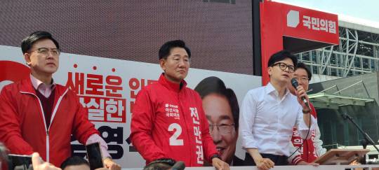 한동훈 국민의힘 총괄선대위원장이 2일 아산 온양온천역 앞에서 지원 유세를 하고 있다. 윤평호 기자.