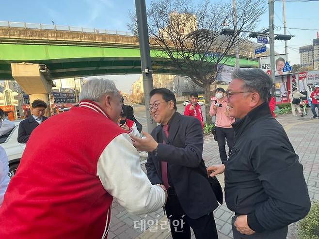 인요한 국민의미래 선거대책위원장이 1일 충북 청주 충대병원 인근에서 병원에서 근무하는 시민을 만나 인사를 나누고 있다. ⓒ데일리안 오수진 기자