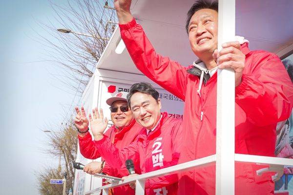 박용찬 국민의힘 서울 영등포을 국회의원 후보가 김흥국씨와 함께 유세차에 올라 대림동 일대에서 유세를 하고 있다. ⓒ박용찬 후보 캠프